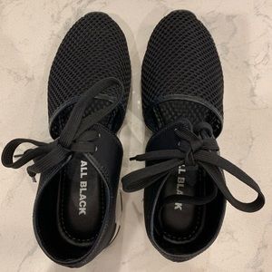 “ALL BLACK” tennis shoes